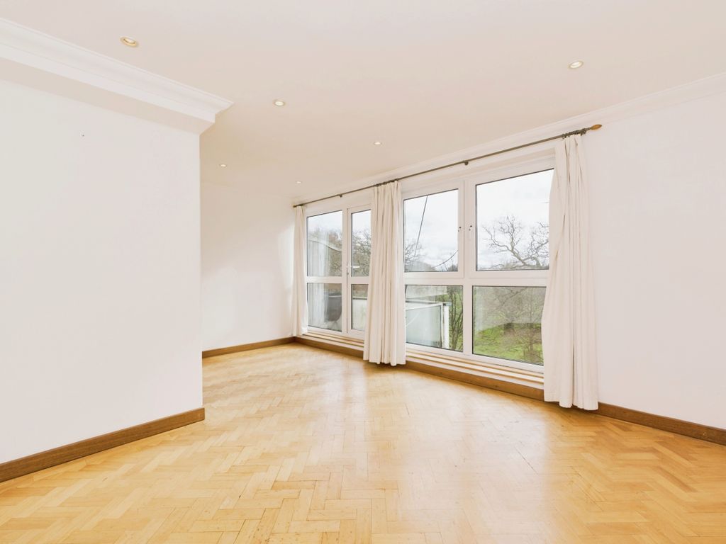 3 bed flat to rent in Park Gate Court, High Street, Hampton Hill