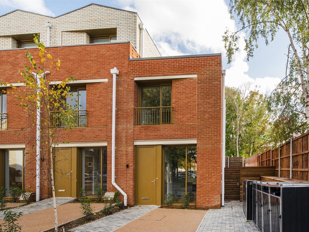 2 bed town house to rent in Boston Road, Hanwell W7, £2,200 pcm Zoopla