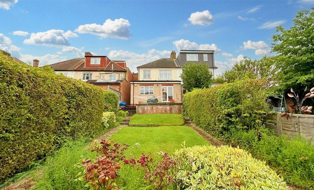 3 bed semidetached house for sale in Stoneleigh Road, Ilford IG5, £