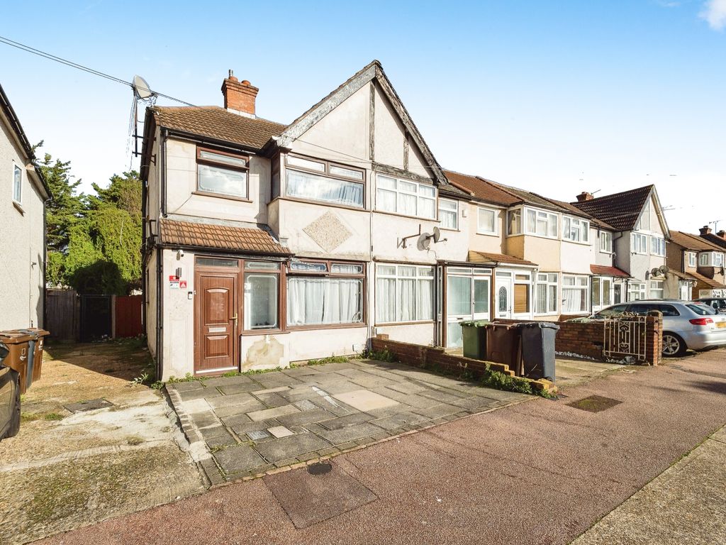 3 bed end terrace house for sale in Beam Avenue, Dagenham RM10, £