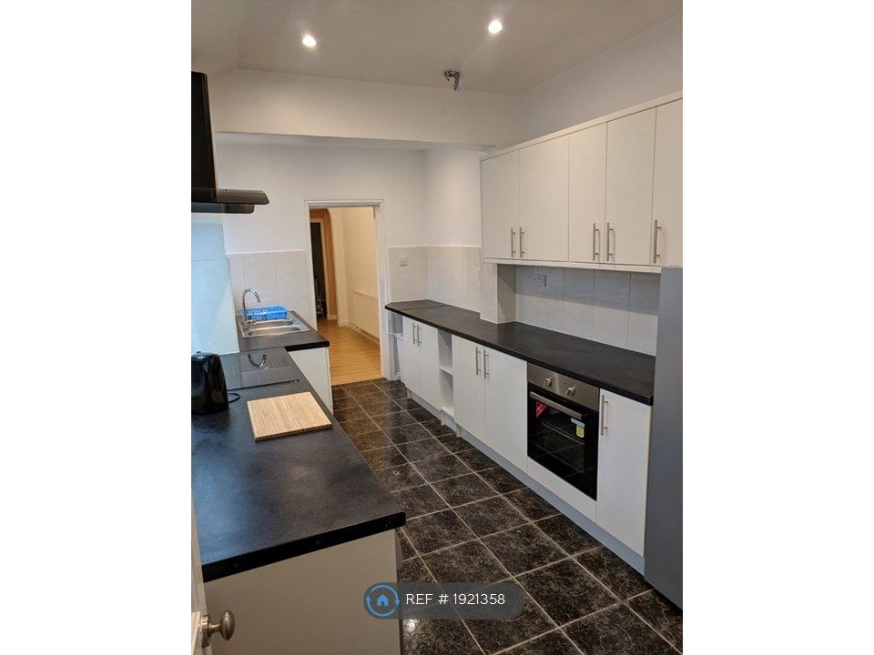 4 bed semidetached house to rent in Bentley Lane, Walsall WS2, £1,100