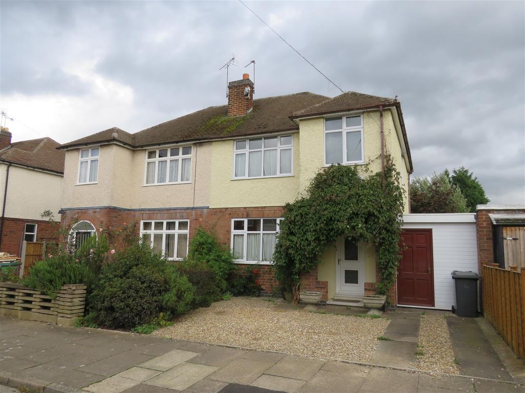 3 bed semidetached house to rent in Yardley Drive, Leicester LE2, £