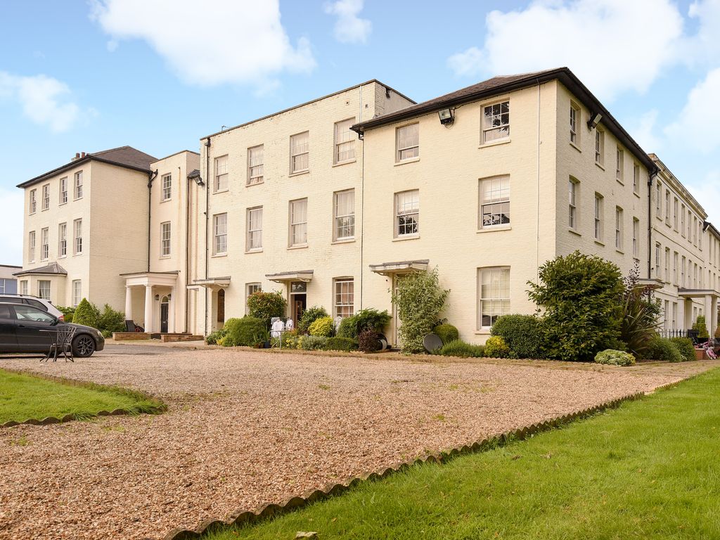 2 bed flat to rent in Moorcroft, Harlington Road, Uxbridge UB8, £1,800