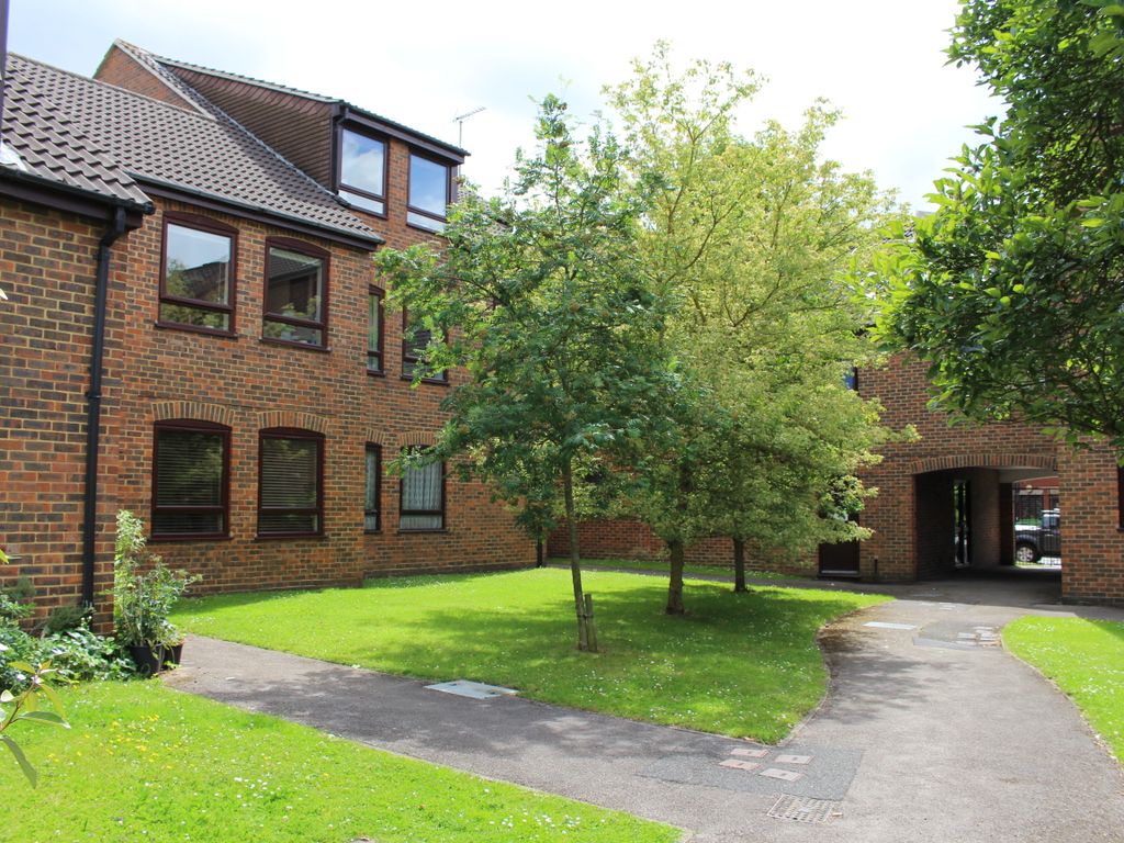 2 bed flat to rent in Sharonelle Court, Station Road, Wokingham RG40