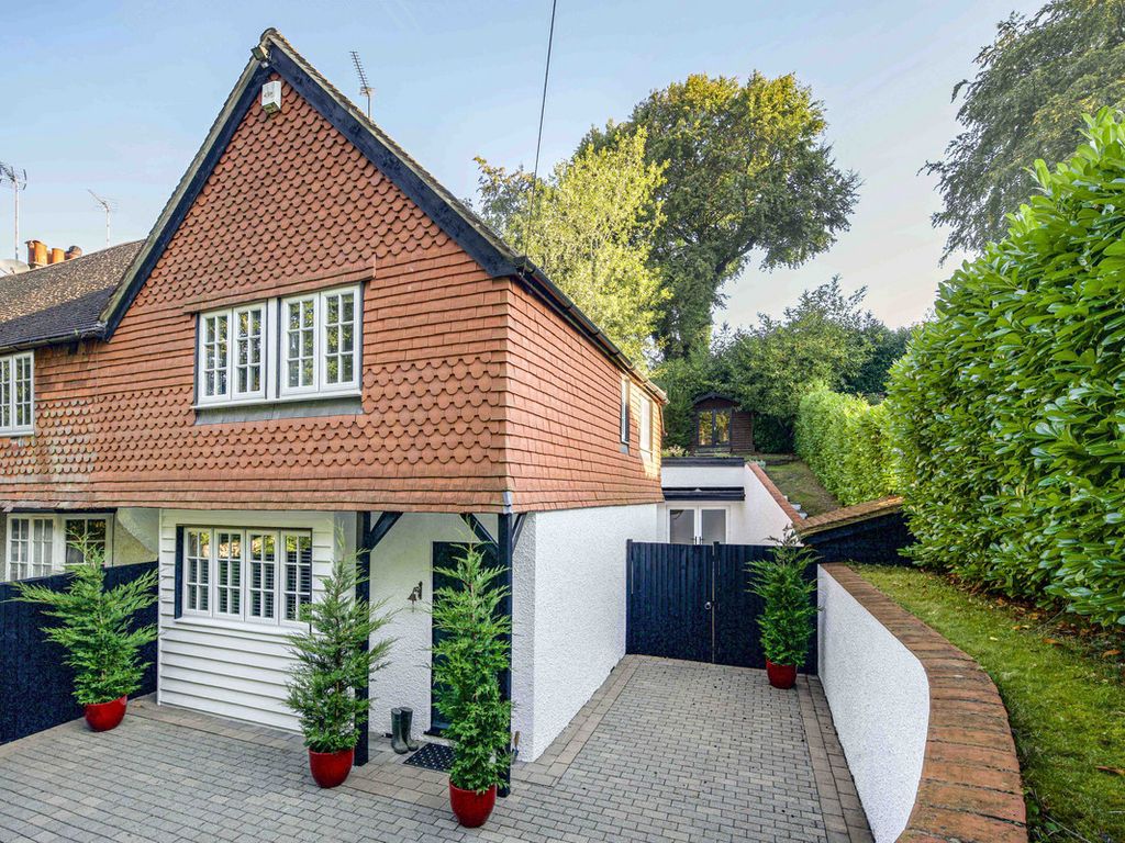 3 bed end terrace house for sale in Scotland Lane, Haslemere GU27, £