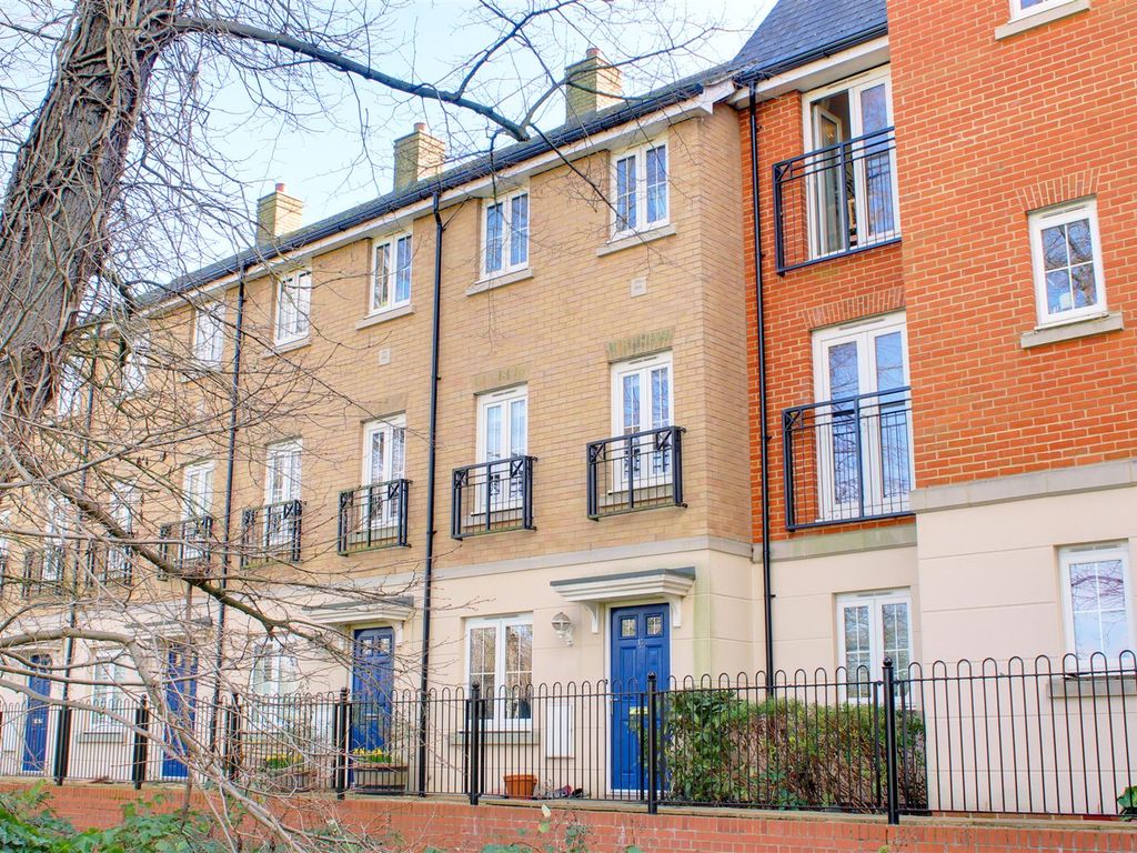 3 bed terraced house for sale in Sanville Gardens, Stanstead Abbotts