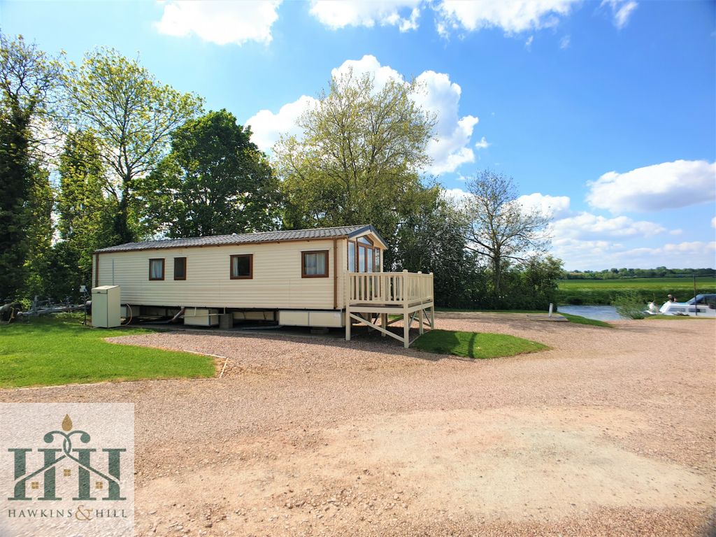 2 bed mobile/park home for sale in Riverside, Dock Lane, Bredon