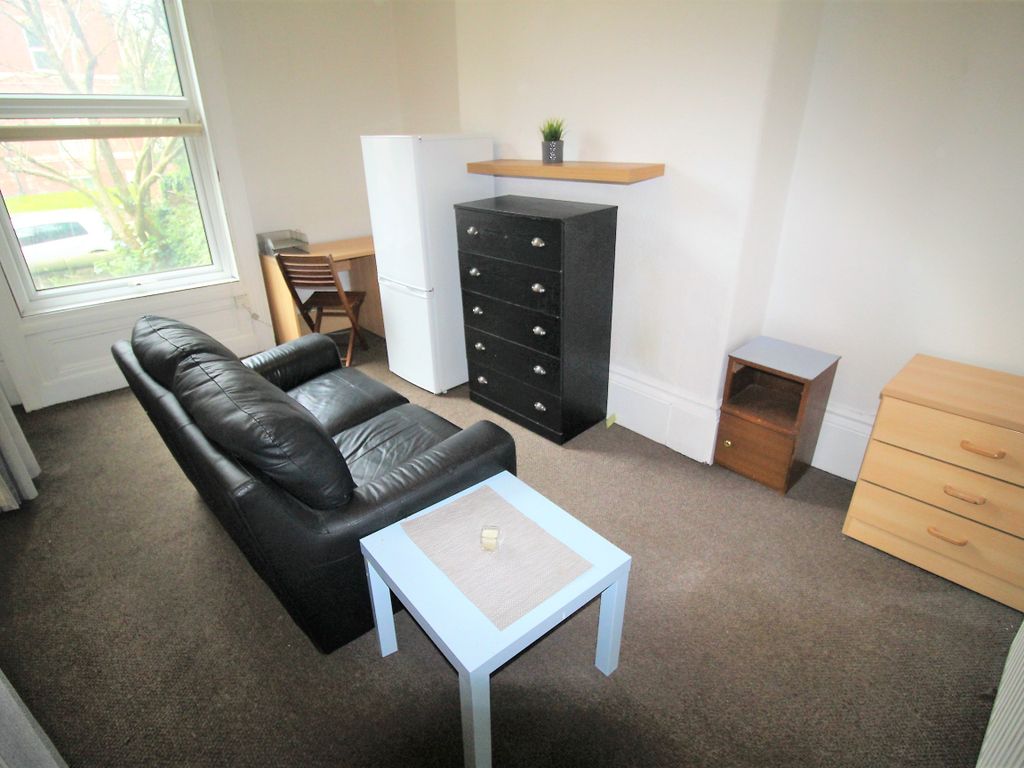 Studio to rent in Brudenell Road, Hyde Park, Leeds LS6, £537 pppm Zoopla