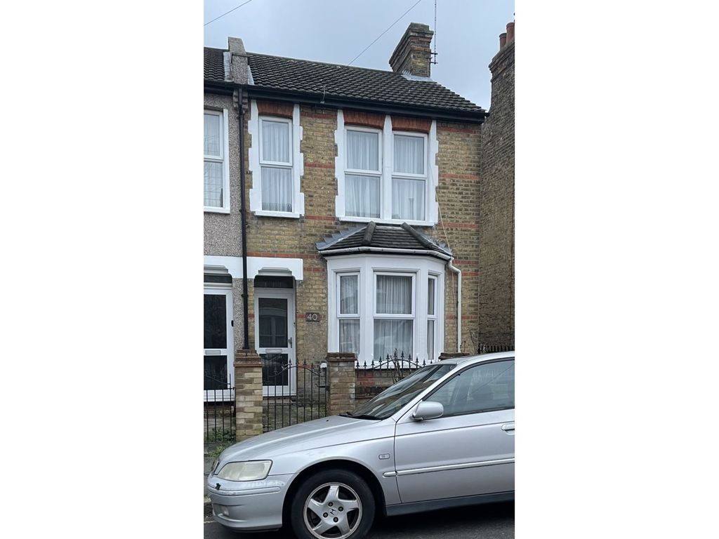 3 bed semidetached house for sale in Southsea Avenue, LeighOnSea SS9