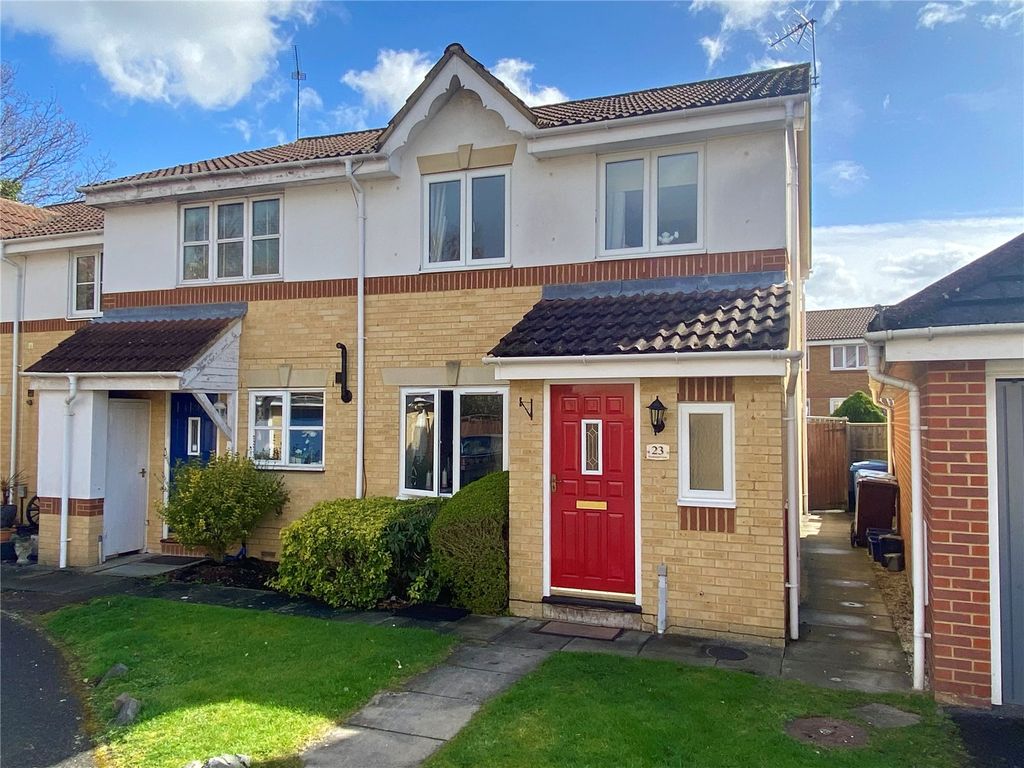 3 bed end terrace house for sale in Richmond Close, Farnborough