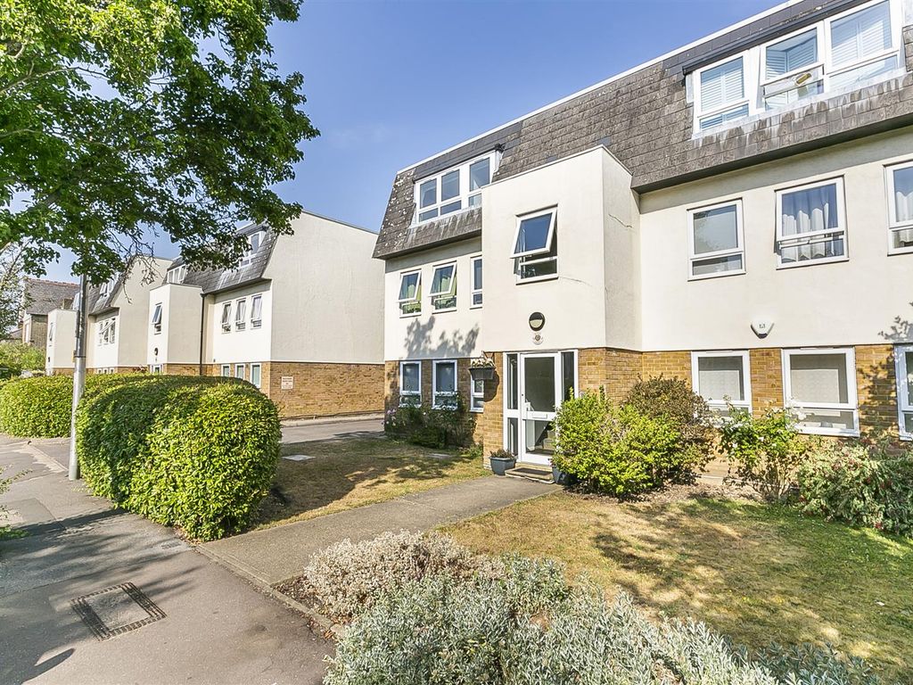 2 bed flat for sale in Cleveland Road, London E18 Zoopla