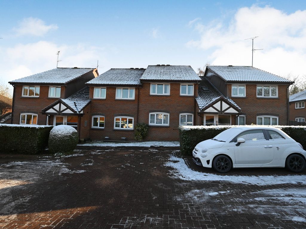 2 bed flat for sale in Acorn Drive, Wokingham RG40 Zoopla