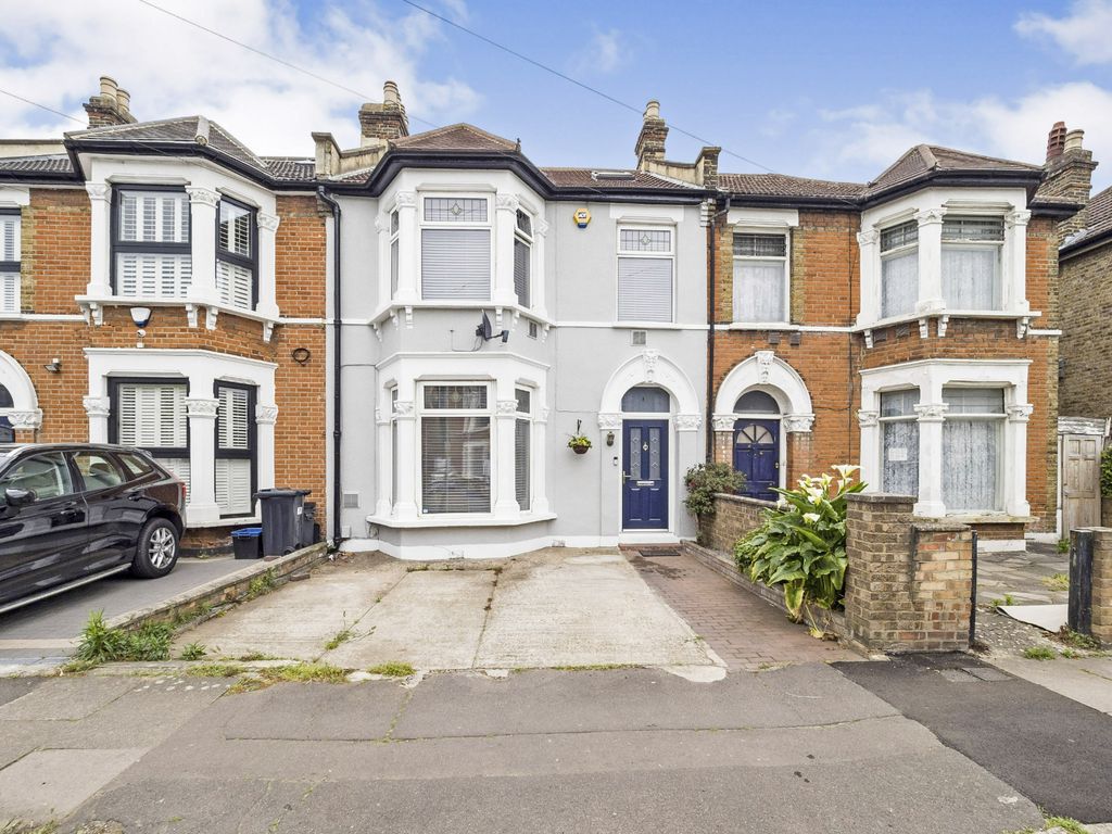 4 bed terraced house for sale in Wanstead Park Road, Cranbrook, Ilford