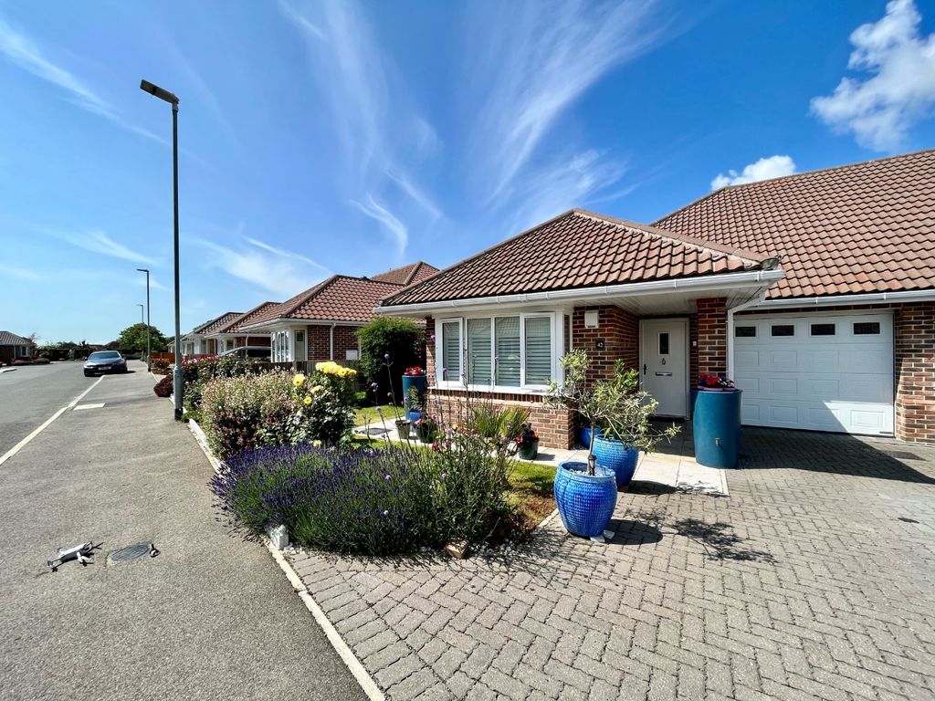 2 bed semidetached bungalow for sale in Gainsford Gardens, ClactonOn