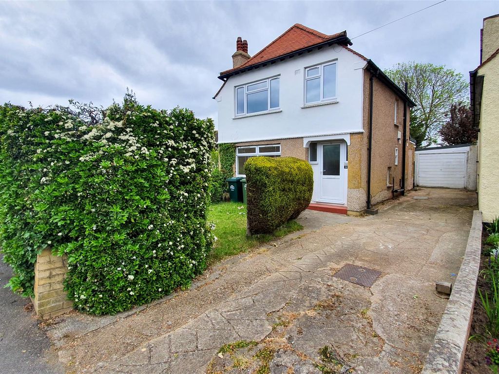 3 bed property to rent in Watersplash Road, Shepperton TW17, £1,900 pcm