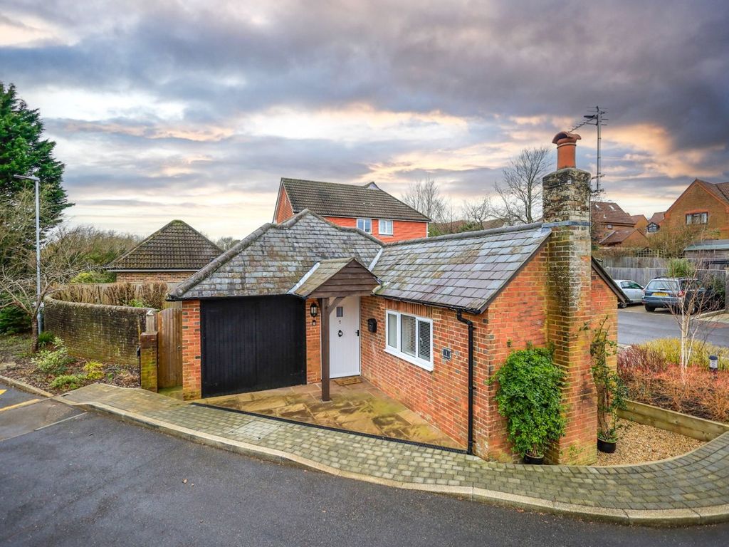 3 bed detached bungalow for sale in Parkside Close, Heathfield TN21, £