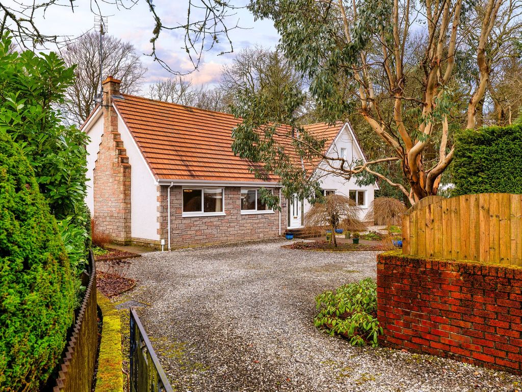 5 bed property for sale in Woodlands Park, Livingston EH54, £629,000