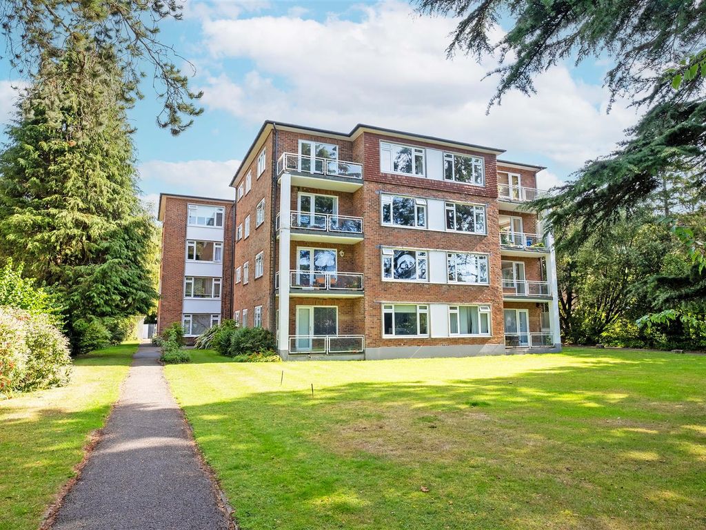 3 bed flat for sale in West Cliff Road, West Cliff, Bournemouth BH4