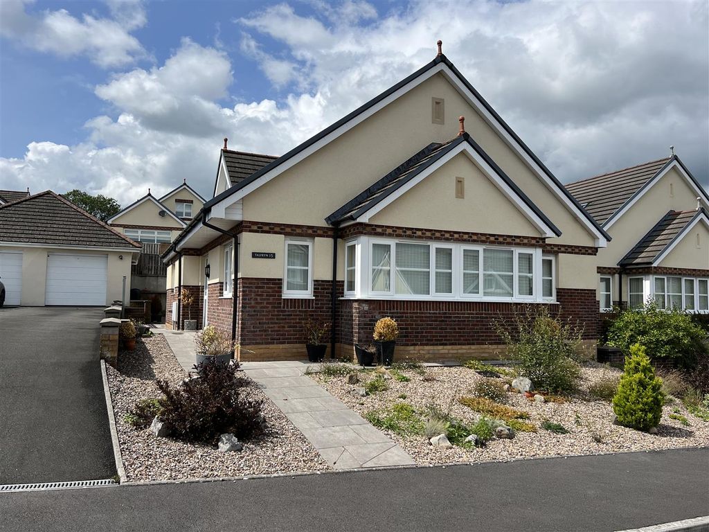 4 bed detached bungalow for sale in Parc Pencae, Llandybie, Ammanford