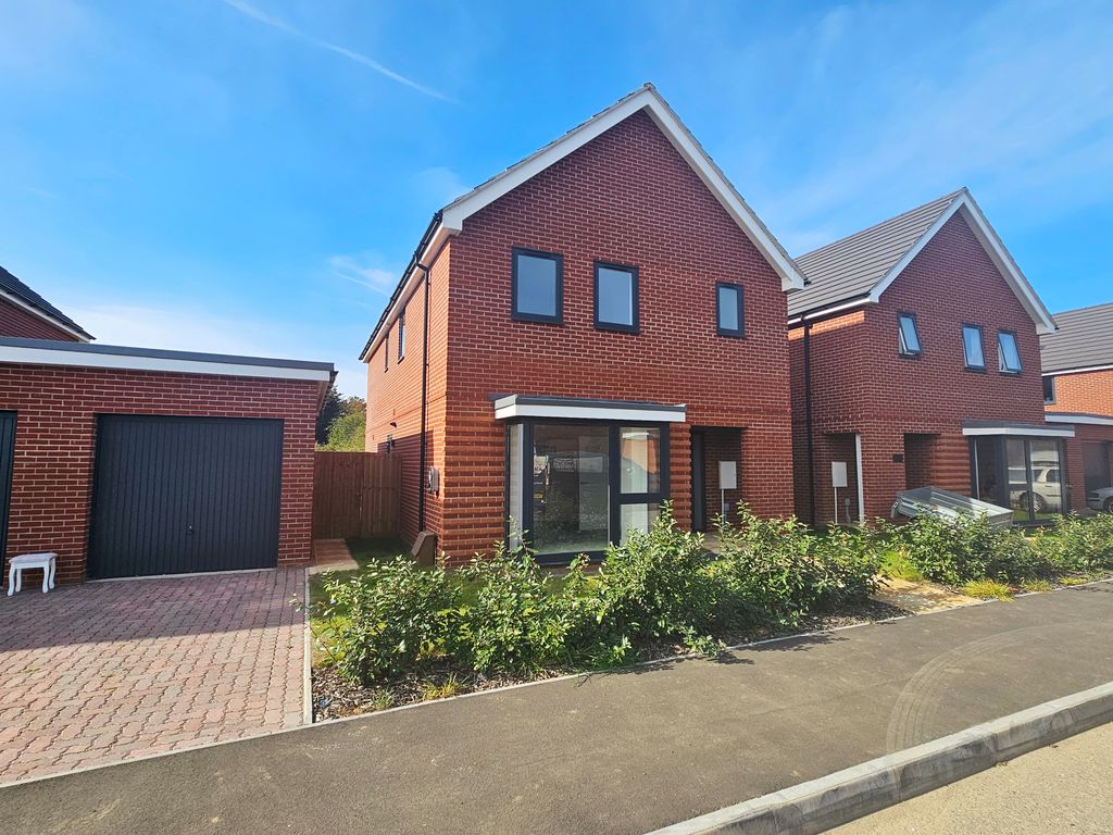 4 bed detached house to rent in Paddocks Lane, Ramsey, Harwich CO12, £