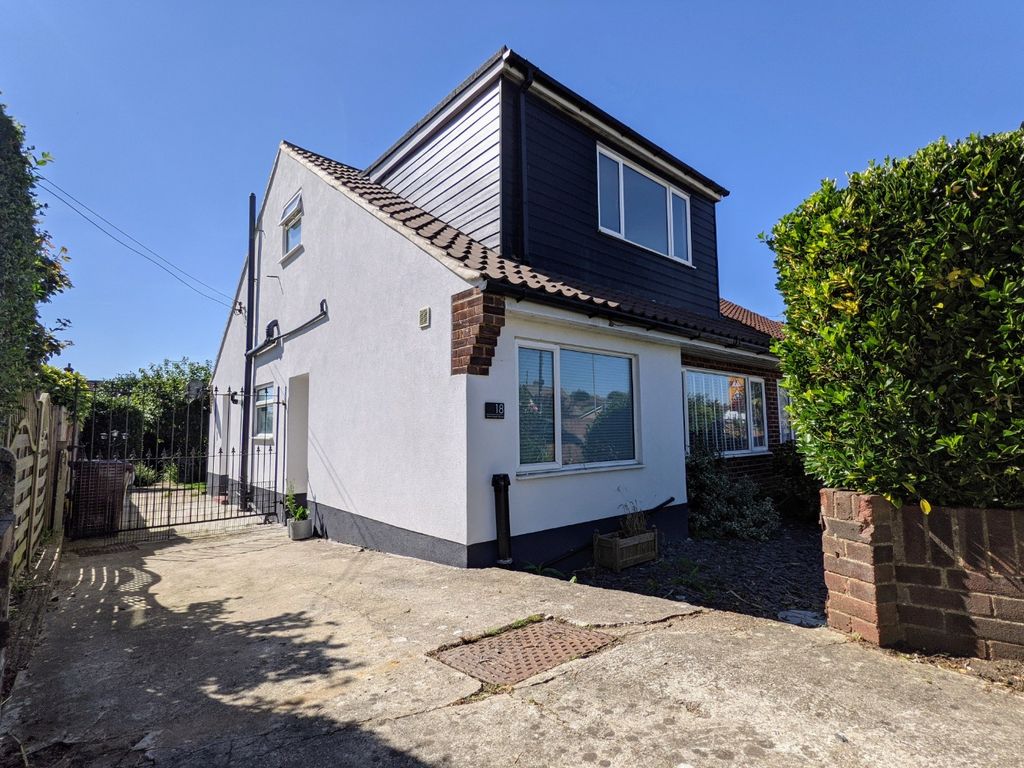 3 bed semidetached house for sale in Daws Heath Road, Thundersley