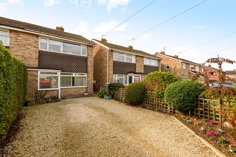 3 bed semidetached house for sale in Vicarage Close, Chalgrove, Oxford
