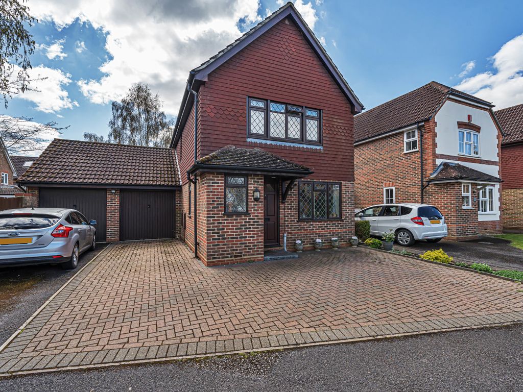 3 bed detached house for sale in Goldsmith Close, Wokingham, Berkshire