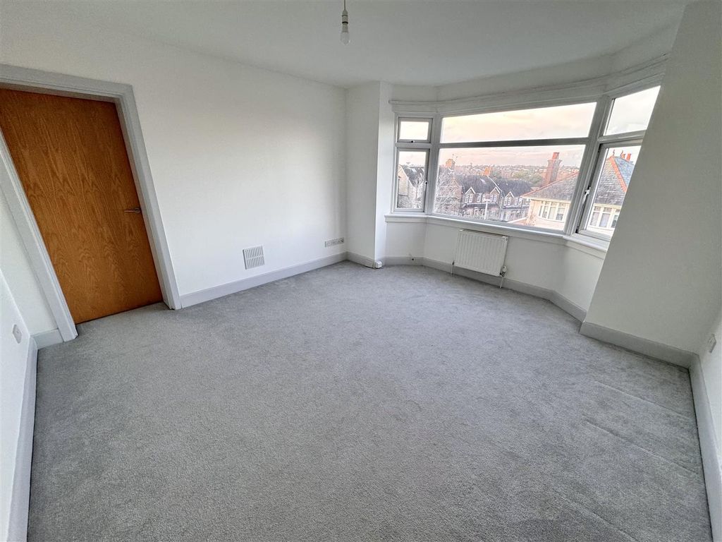 2 bed property to rent in Douglas Road, Poole, Parkstone BH12, £1,250