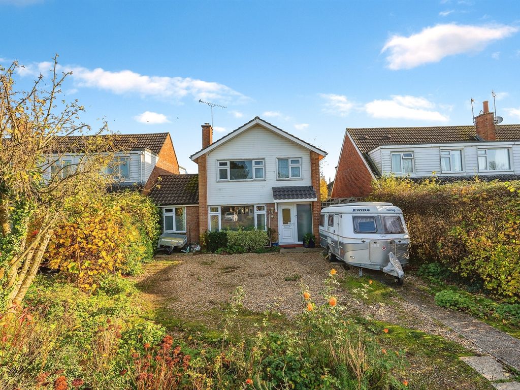 4 bed detached house for sale in Sycamore Close, Romsey SO51, £625,000