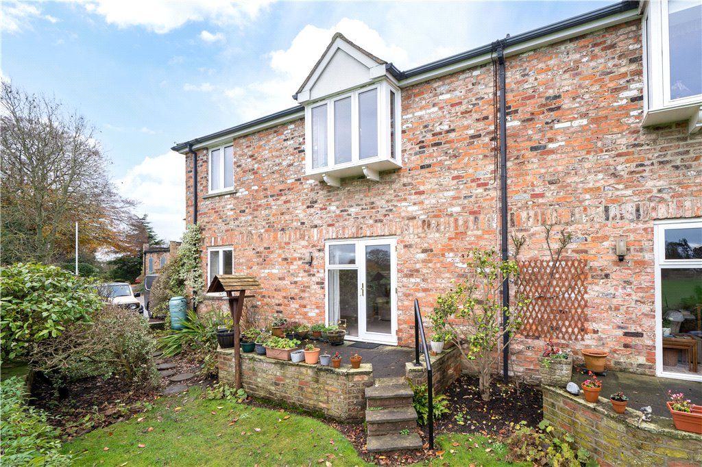 2 bed flat for sale in Clotherholme Road, Ripon, North Yorkshire HG4