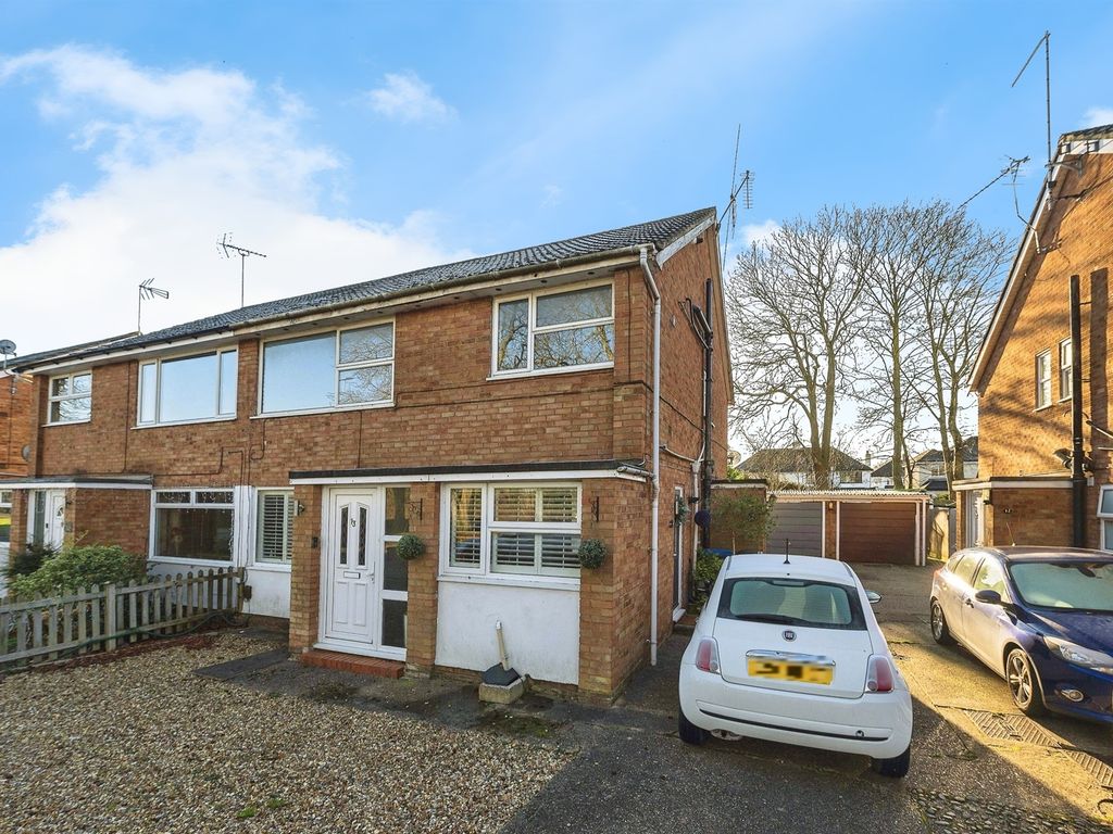 2 bed for sale in Poplars Close, Hatfield AL10, £225,000