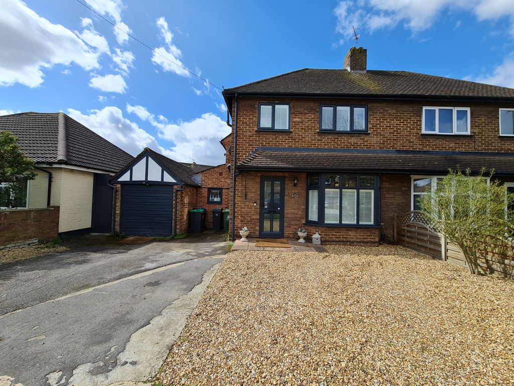 3 bed semidetached house for sale in Hunters Road, Chessington KT9