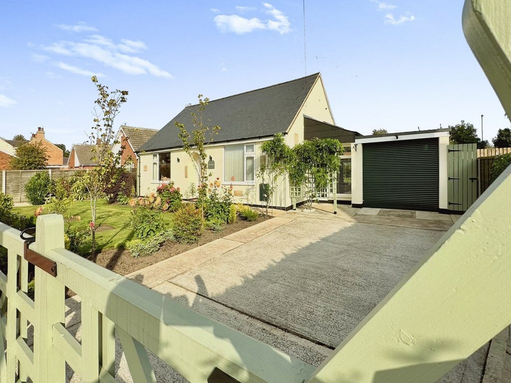 2 bed bungalow for sale in Doncaster Road, Brayton, Selby, North