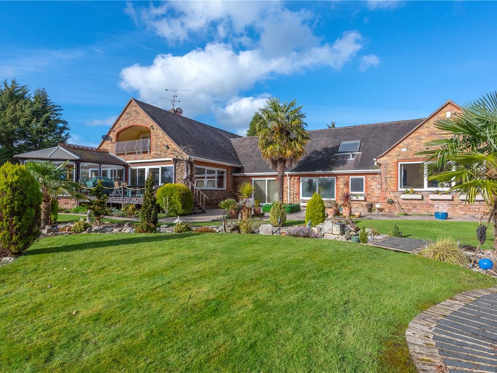 5 bed detached house for sale in Jubilee Road, Finchampstead, Wokingham