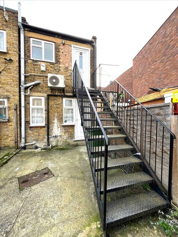 2 bed flat to rent in New Road, Gravesend DA11, £1,100 pcm Zoopla