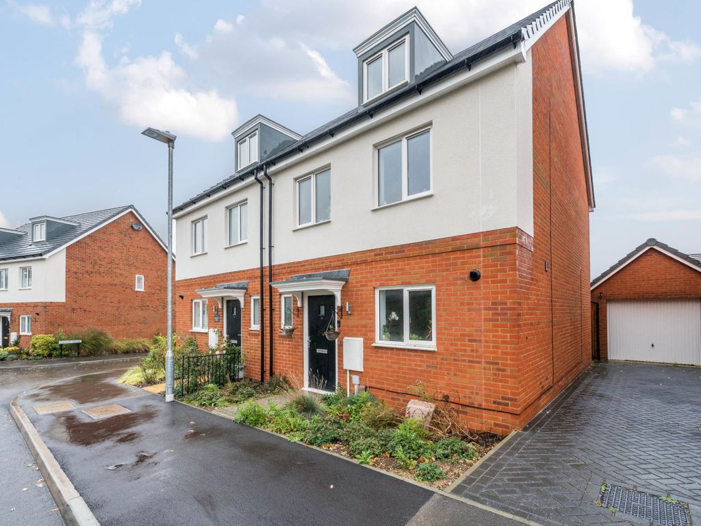 4 bed semidetached house for sale in Donnington Grove, Binfield