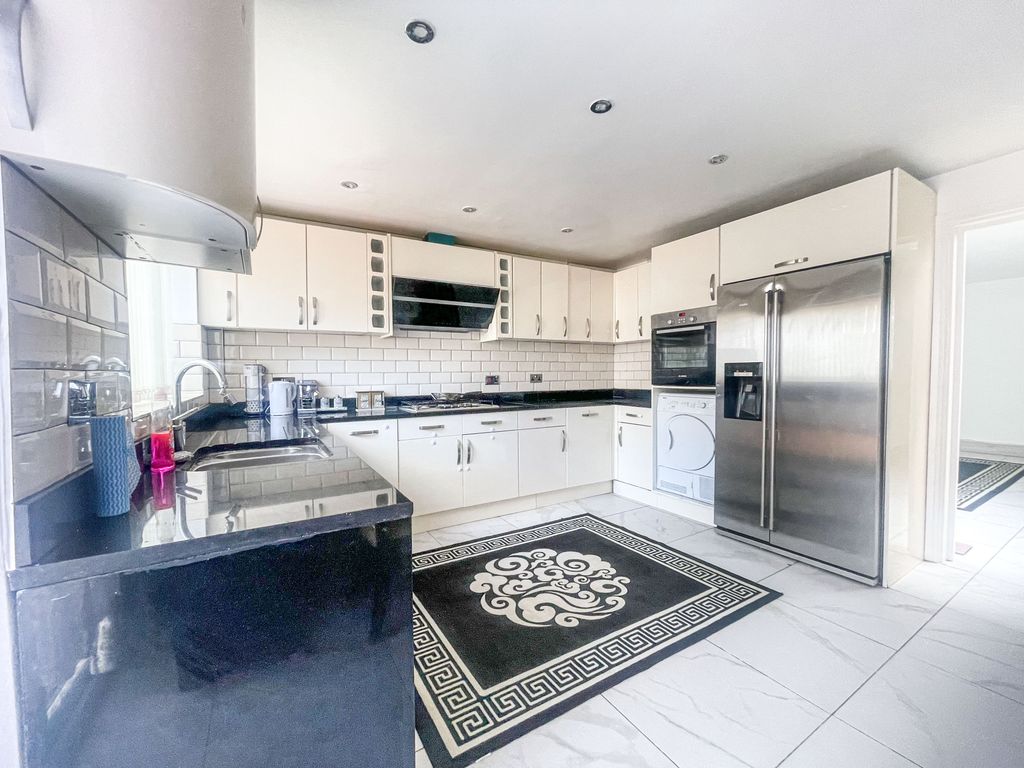 4 bed terraced house to rent in 27 Bassett Croft, Birmingham B10, £