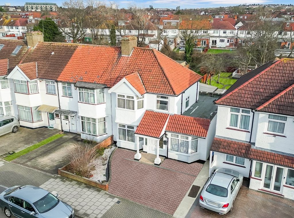 4 bed end terrace house for sale in Clifton Road, Harrow HA3, £775,000