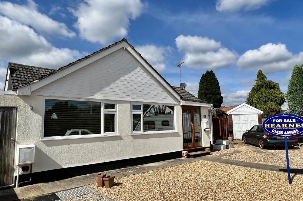 3 bed detached bungalow for sale in Woodlinken Close, Verwood BH31, £