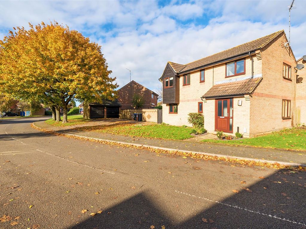 4 bed property for sale in Membris Way, Woodford Halse, Daventry NN11