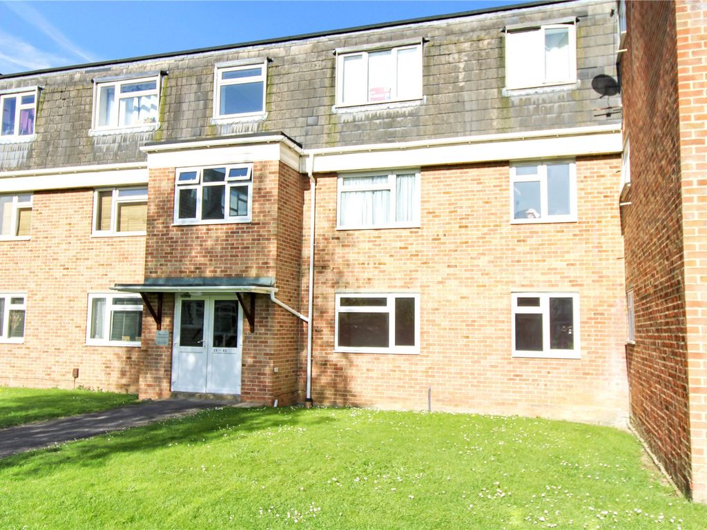 2 bed flat for sale in Trent Road, Greenmeadow, Swindon SN25, £110,000