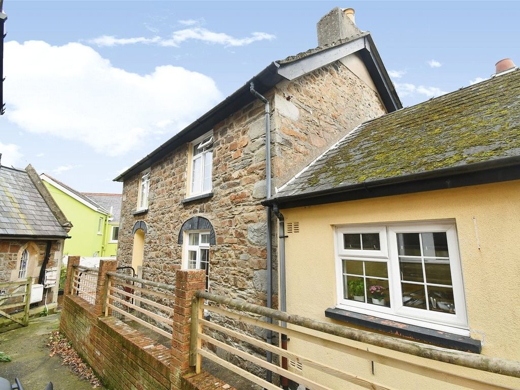 3 bed linkdetached house for sale in Hamilton Street, Fishguard