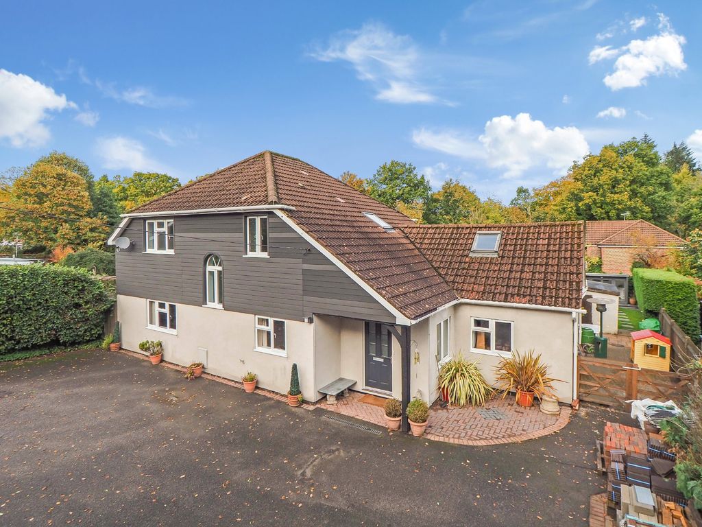5 bed detached house for sale in Winchester Road, Four Marks, Alton