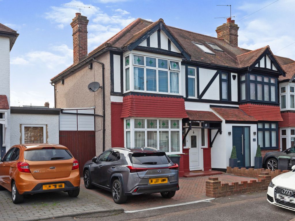 3 bed end terrace house for sale in Chestnut Avenue, Buckhurst Hill IG9