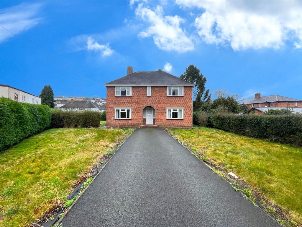 3 bed detached house for sale in Salop Road, Welshpool, Powys SY21, £
