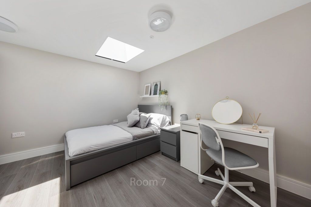 Room to rent in Flint Close, London E15, £1,300 pcm Zoopla
