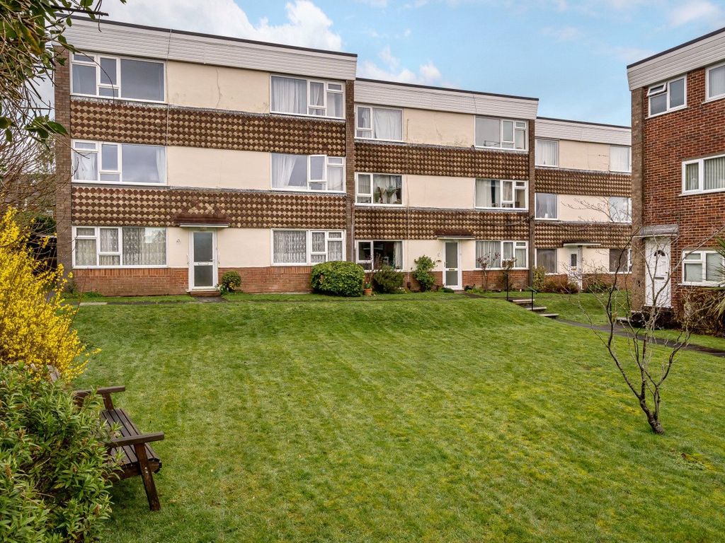 2 bed flat to rent in Winton Court, Petersfield, Hampshire GU32 Zoopla