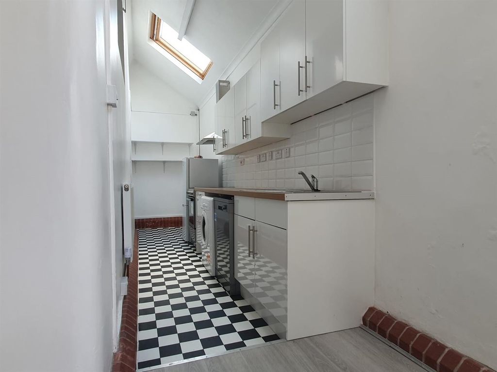 1 bed flat to rent in Wood Lane, Iver, Bucks SL0, £1,150 pcm Zoopla