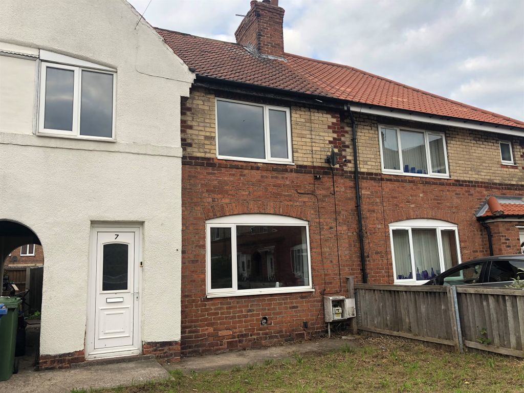 3 bed terraced house for sale in Suffolk Avenue, Bircotes, Doncaster