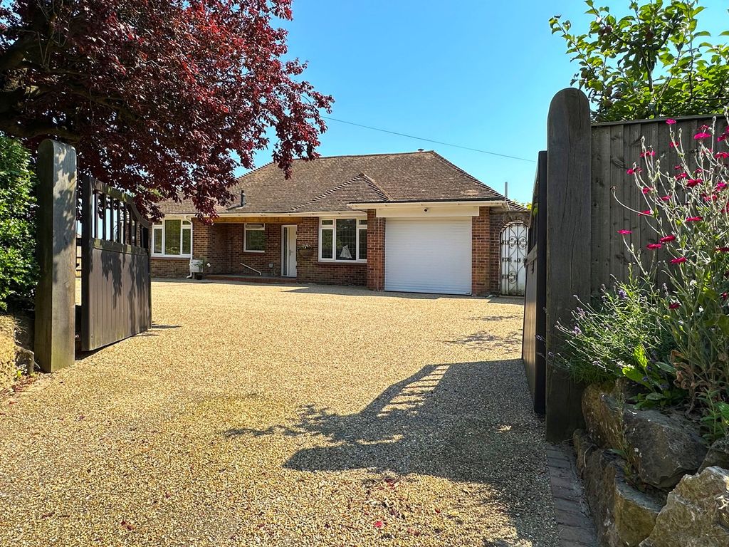 4 bed detached bungalow for sale in Barnhorn Road, Little Common